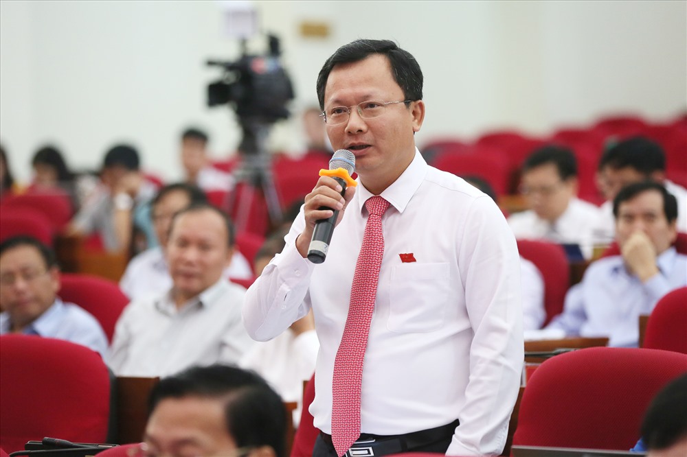 Phó chủ tịch UBND tỉnh Quảng Ninh Cao Tường Huy trả lời các câu hỏi liên quan đến đóng cửa các mỏ than lộ thiên và 2 nhà máy xi măng.