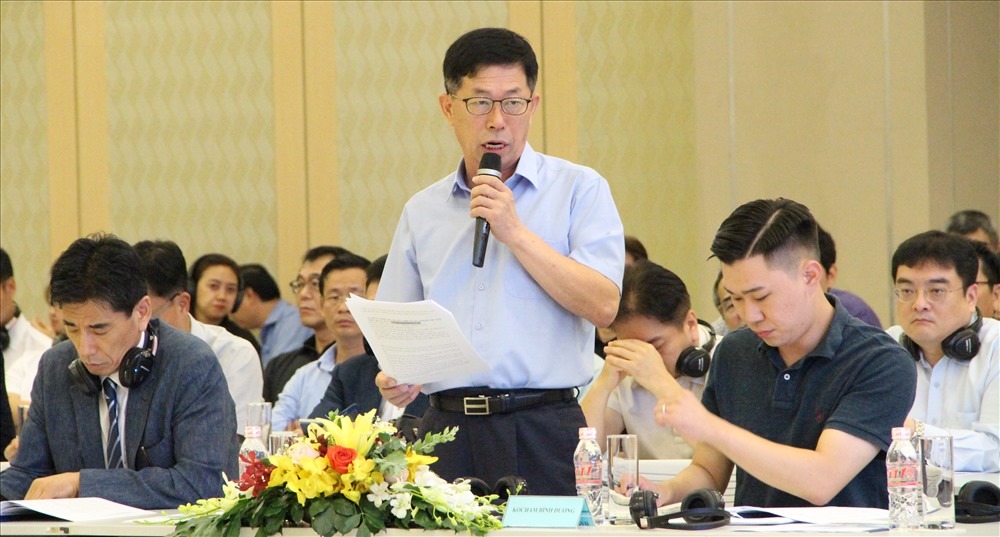 Đại diện một doanh nghiệp Hàn Quốc đặt đề xuất ý kiến với UBND tỉnh Bình Dương.