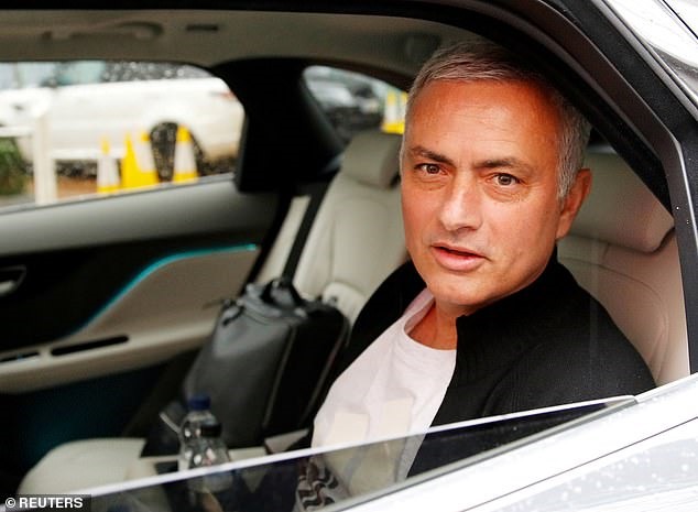 Mourinho rời Man United, tháng 12.2018. Ảnh: Reuters.