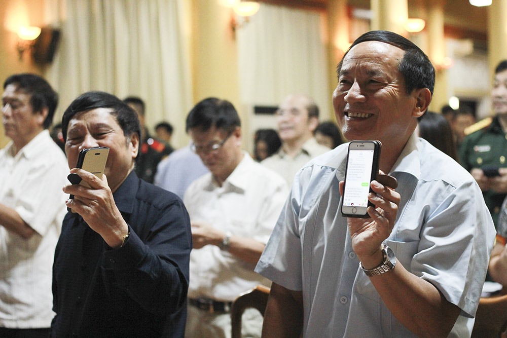 Các đại biểu tham gia chương trình trực tiếp nhắn tin ủng hộ nạn nhân chất độc da cam. Ảnh Trần Vương