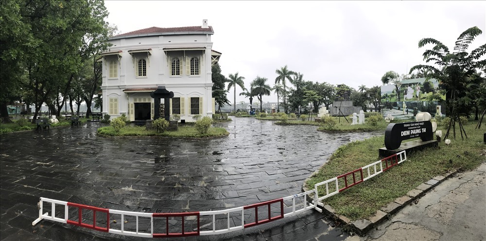 Trung tâm Nghệ thuật Điềm Phùng Thị - một trong ít điểm trên đường Lê Lợi không có hàng rào cứng. Ảnh: H.V.M