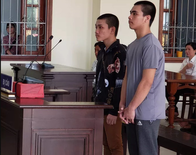 Bị cáo Võ Pháp Tánh và Nguyễn Hữu Lộc tại tòa. Ảnh: P.V