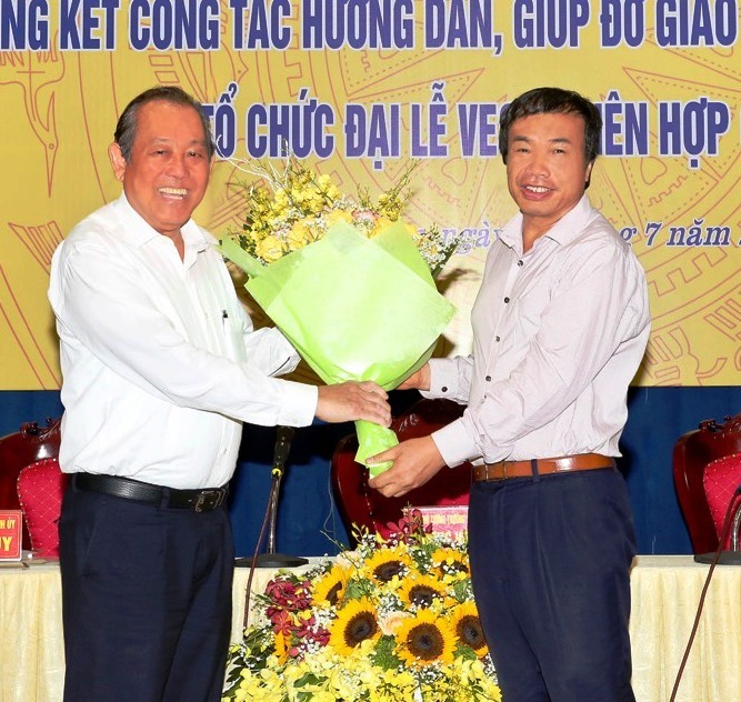Phó Thủ tướng Thường trực Chính phủ Trương Hòa Bình tặng hoa chúc mừng Doanh nghiệp xây dựng Xuân Trường. Ảnh: XT