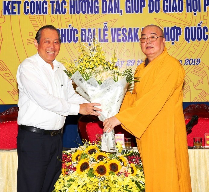 Phó Thủ tướng Thường trực Chính phủ Trương Hòa Bình tặng hoa chúc mừng Giáo hội Phật giáo Việt Nam. Ảnh: XT