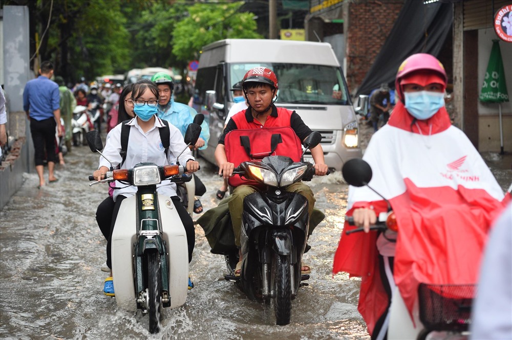 Đây là trận mưa và ngập thứ hai chỉ trong vòng 5 ngày xảy ra tại Hà Nội. Trước đó, chiều 25.7, Hà Nội đã có mưa to làm hàng chục tuyến phố ngập sâu trong mức nước từ 40 đến 50cm.