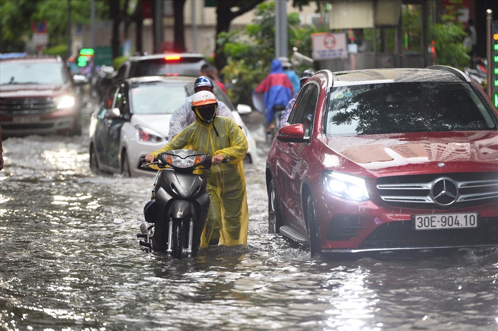 Khoảng 3h chiều ngày 30.7, nội thành Hà Nội đã có mưa lớn trên diện rộng và kéo dài trong khoảng hơn 1 giờ.