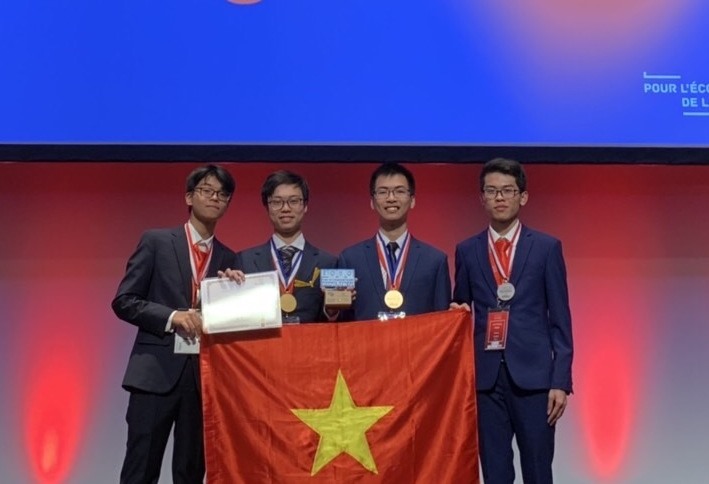 Trần Bá Tân (thứ 2 từ trái sang) cùng các thành viên đội tuyển Việt Nam tham dự kỳ thi Olympic Hóa học quốc tế năm 2019.