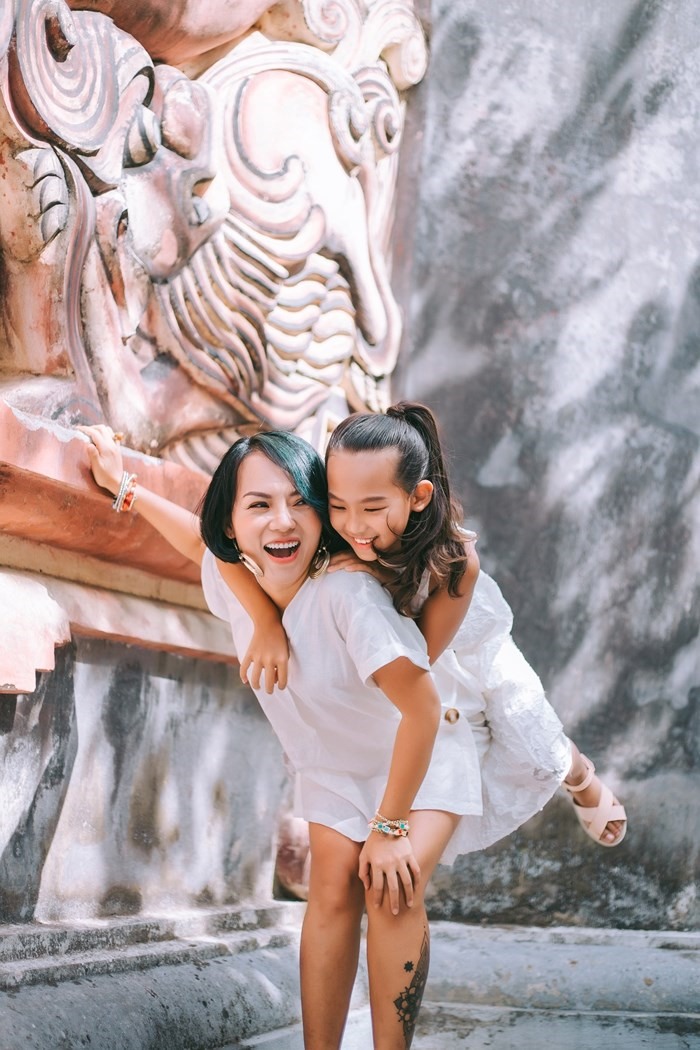 Thái Thùy Linh cùng con gái Thái An. Ảnh: FBNV