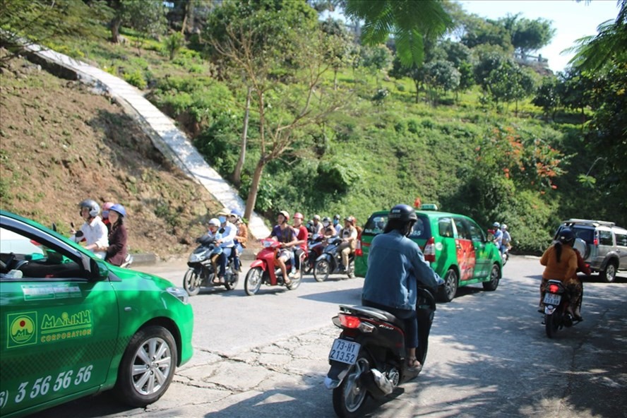 Vào mùa hè, lễ hội, tuyến đường lên các điểm tham quan bán đảo Sơn Trà thường nhộn nhịp du khách đi bằng phương tiện xe máy.