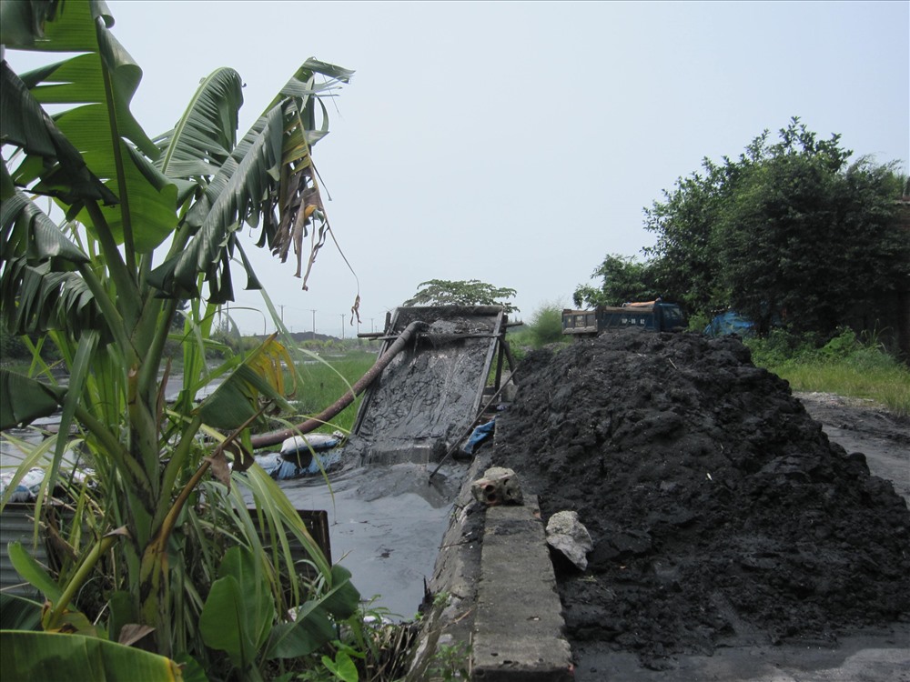 Sau mỗi trận mưa, người dân kiếm được một khoản tiền không nhỏ từ việc mót than trên các con suối. Ảnh: Nguyễn Hùng