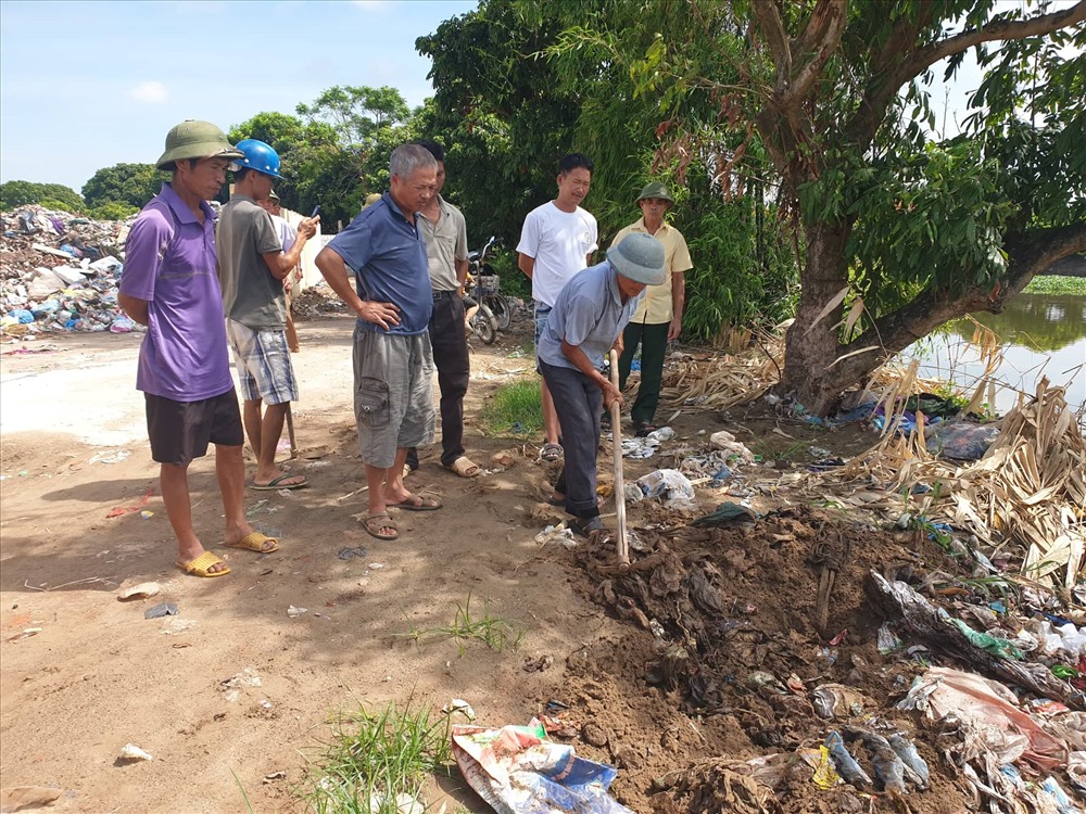 Người dân bức xúc trước việc chôn, lấp rác thải cạnh bờ sông Cửu An.