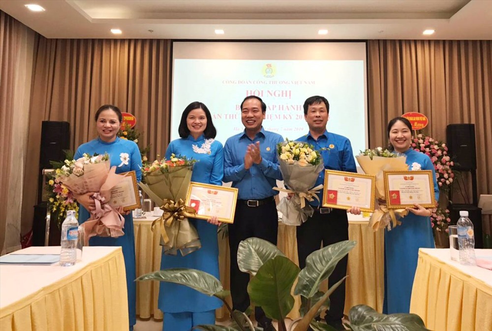 Chủ tịch CĐCTVN Trần Quang Huy trao tặng Kỷ niệm chương “vì sự nghiệp xây dựng tổ chức Công đoàn” cho các cán bộ. Ảnh: C.X