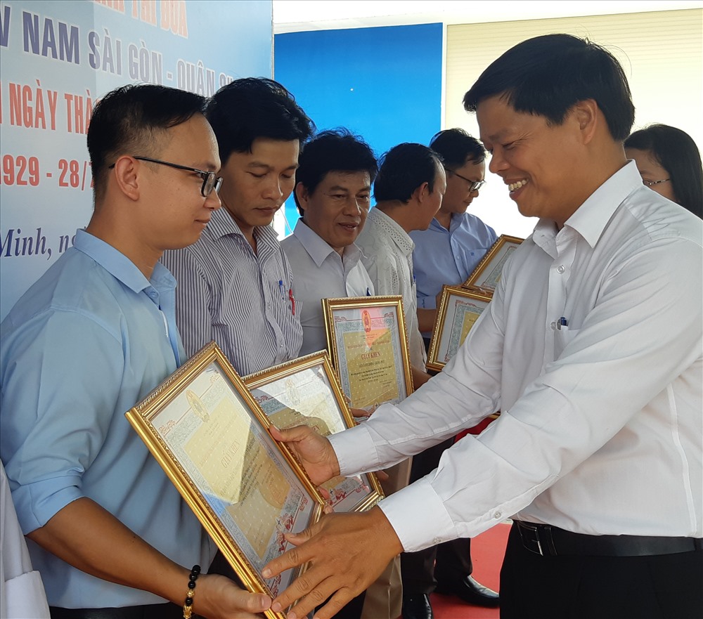 Ông Lê Văn Minh (bên phải), Chủ tịch Công đoàn EVNHCMC, trao Bằng khen cho các cá nhân có thành tích trong quá trình thi công công trình. Ảnh Nam Dương