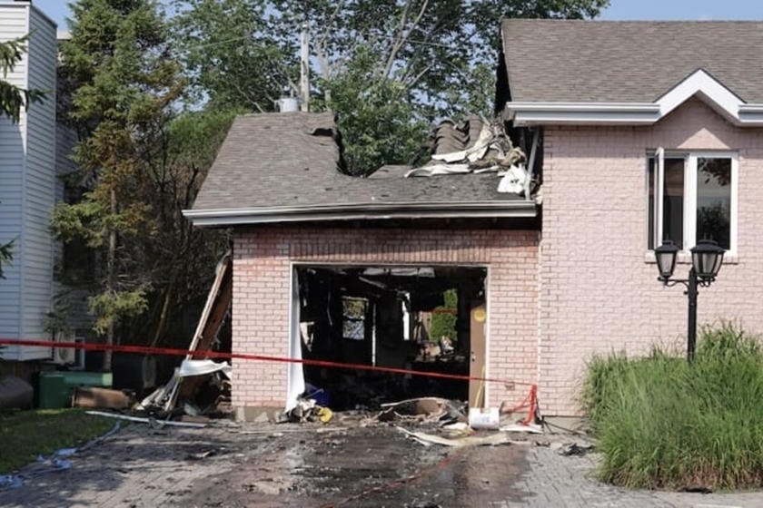 Căn nhà để xe cũng bị hư hại cửa ra vào và một phần mái. Ảnh: Carbuzz