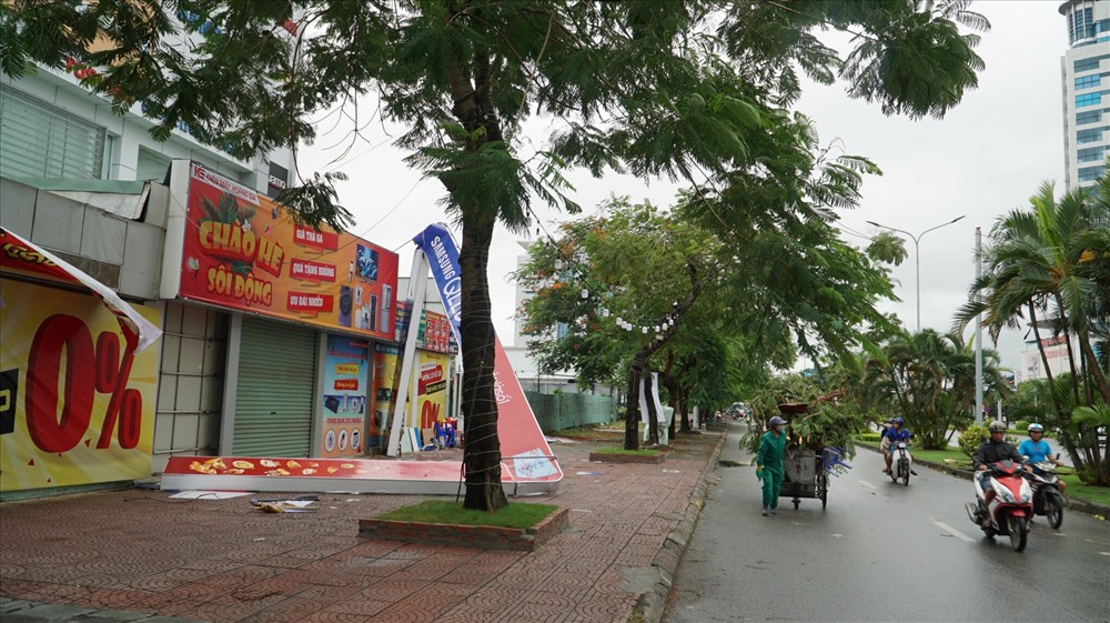 Pa nô biển hiệu bị gió giật đổ trên đường Lê Hồng Phong
