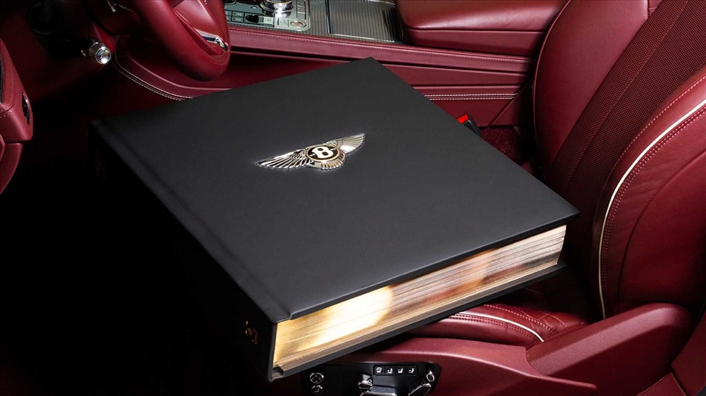 Những quyển sách trên được hãng Bentley sản xuất hoàn toàn bằng thủ công, trông rất tinh xảo và đẳng cấp. Ảnh: Drivespark
