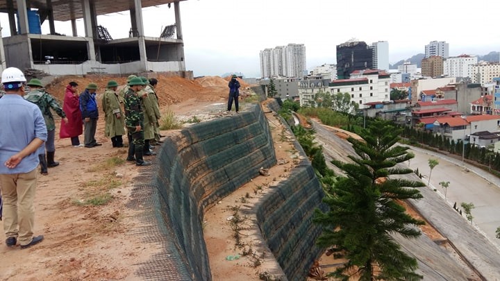 PCT UBND tỉnh Quảng Ninh chỉ đạo chủ đầu tư phải có biện pháp phòng chống, tránh việc đất tràn xuống khu dân cư - ảnh N.Hùng