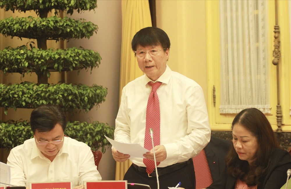 Thứ trưởng Bộ Y tế Trương Quốc Cường trả lời câu hỏi của phóng viên báo chí. Ảnh Trần Vương