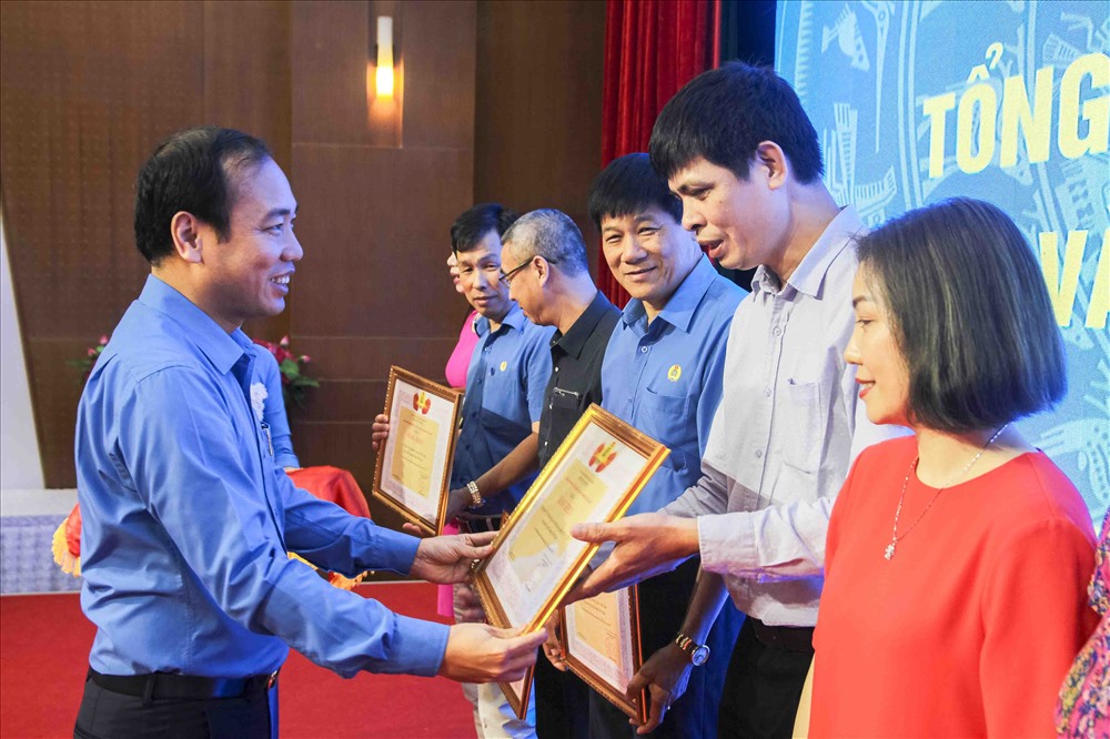 Đồng chí Trần Quang Huy, Chủ tịch Công đoàn Công thương Việt Nam tặng bằng khen cho các cá nhân đạt thành tích cao trong hoạt động tài chính công đoàn. Ảnh: T.L
