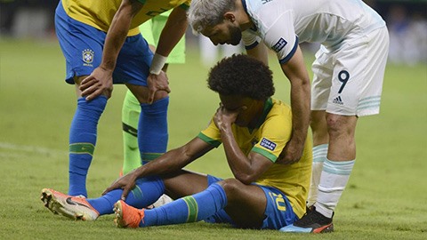 Dính chấn thương trong trận đấu với Argentina, Willian bỏ lỡ chung kết Copa America. Ảnh: Reuters.