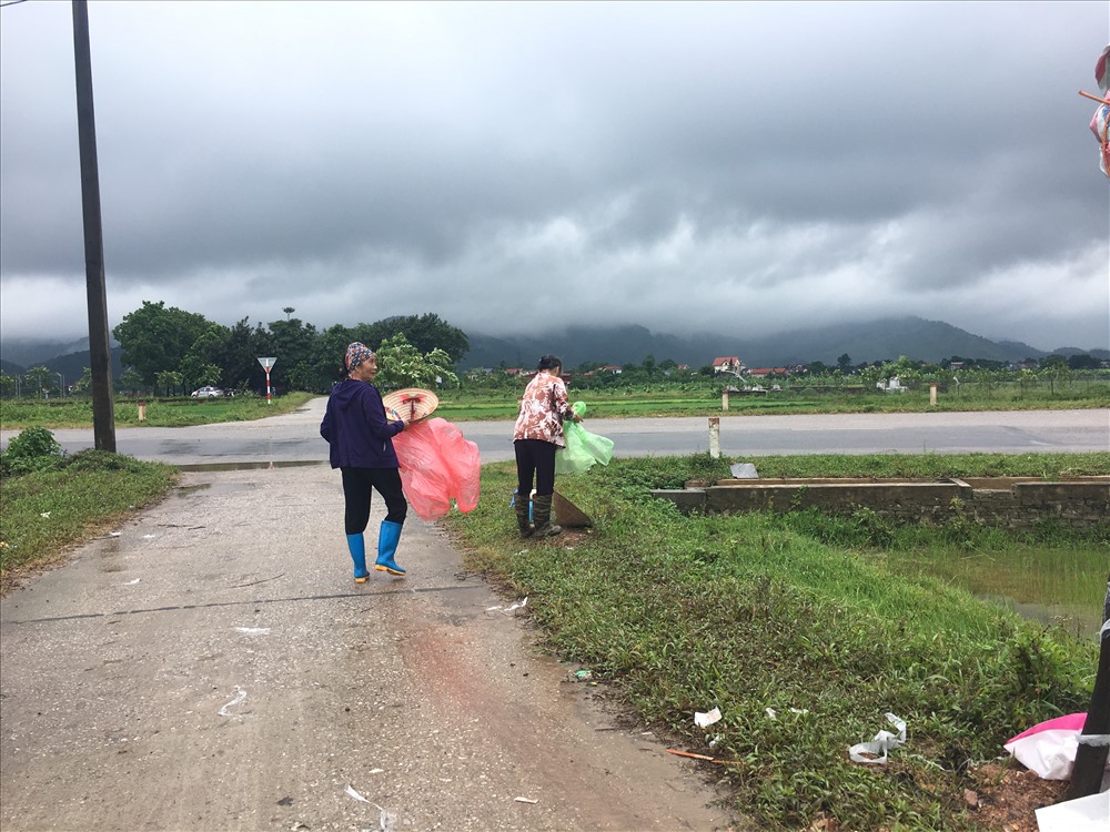 Người dân tiếp tục không cho xe rác vào bãi rác Nam Sơn.