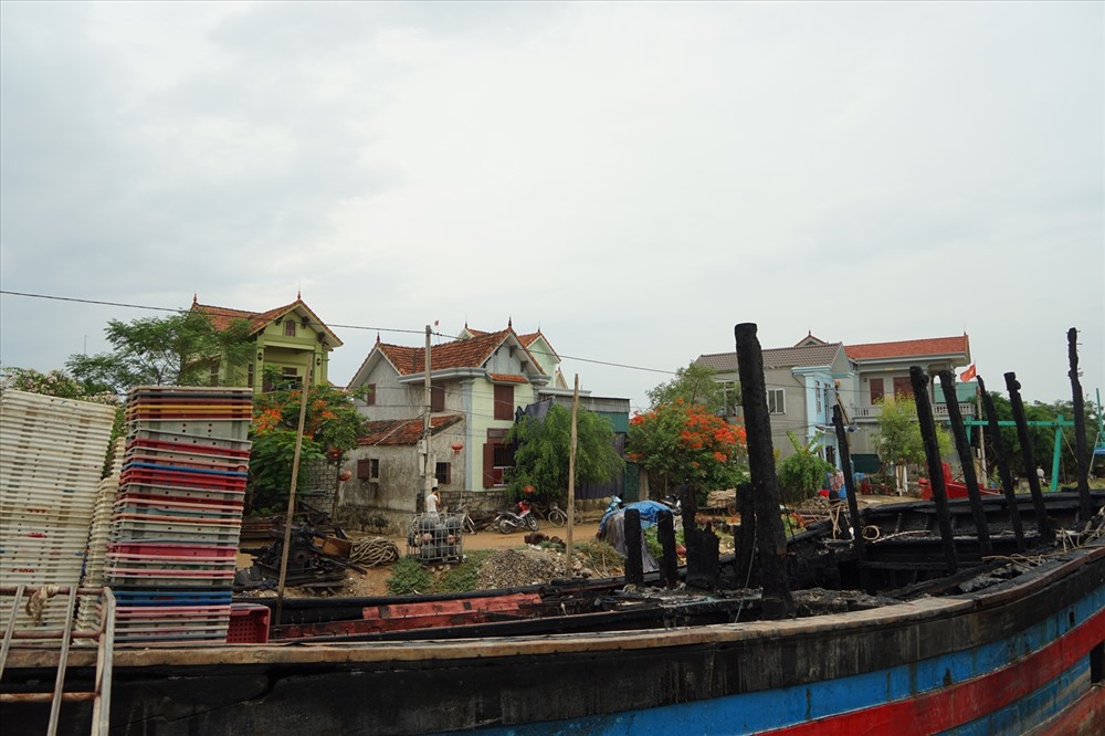 Tàu cá của ngư dân xã Tiến Thủy bị tai nạn, cháy trên biển khơi. Ảnh: PV
