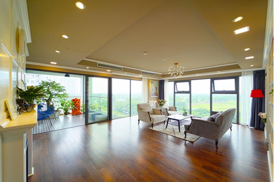 Căn hộ Aqua Bay của anh Hòa do anh tự tay thiết kế, khoe trọn vẹn tầm nhìn đắt giá view sân golf. Ảnh: Ecopark