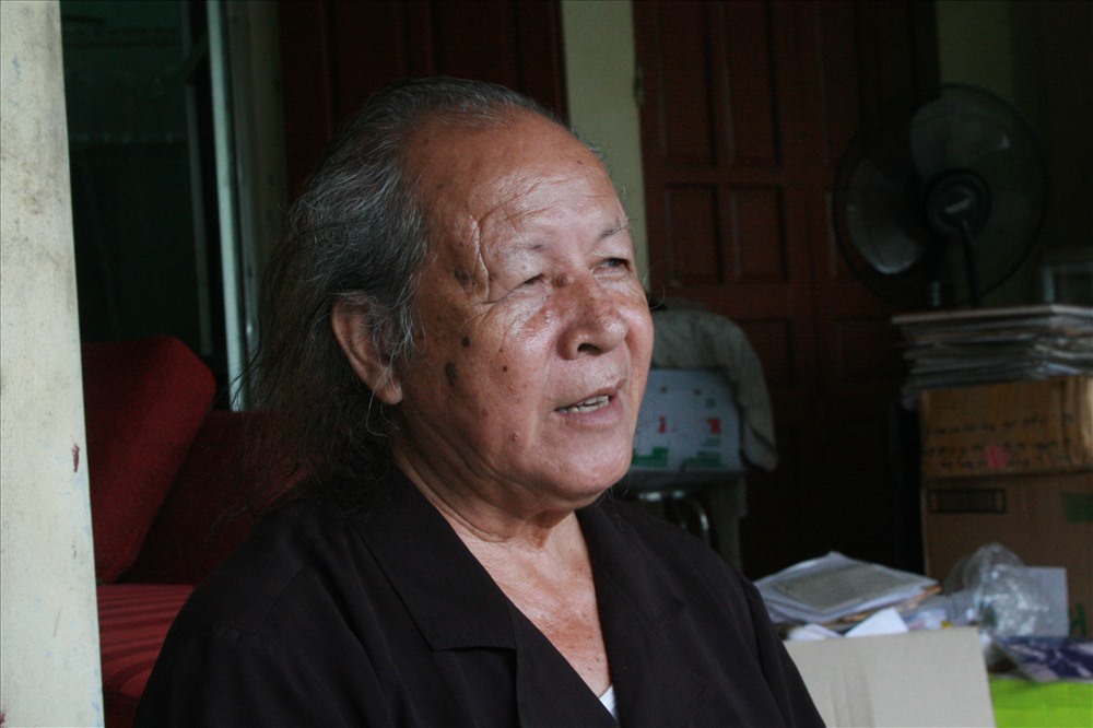 Ông Nguyễn Hữu Trọng (92 tuổi) kể lại câu chuyện về đám cưới kỷ lục của ông. Ảnh X.H