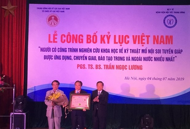 Trao chứng nhận Kỷ lục Việt Nam cho Bác sĩ Trần Ngọc Lương. Ảnh: D.N