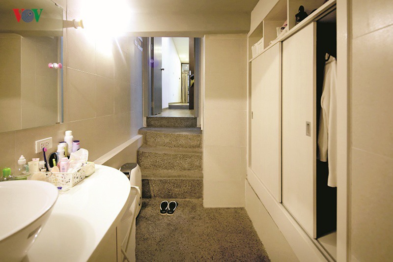 Phòng vệ sinh được xử lý linh hoạt theo hiện trạng như chênh cốt cao với sàn chính, mặt bằng díc dắc, chiều cao hạn chế; song vẫn đầy đủ chức năng và tiện nghi.