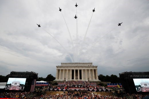 Tổng thống Donald Trump, đệ nhất phu nhân Melania Trump, Phó Tổng thống Mike Pence và phu nhân Karen Pence  cùng người dân khi ban nhạc quân đội biểu diễn và phi đội máy bay trình diễn của hải quân Mỹ Blue Angels trình diễn kết thúc lễ kỷ niệm. Ảnh: AP.