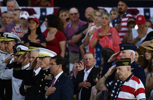 Cựu giám đốc bay của NASA Gene Kranz (phía dưới bên phải) và những người khác dự sự kiện “Salute to America” (Lời chào tới nước Mỹ). Ảnh: AFP/Getty.