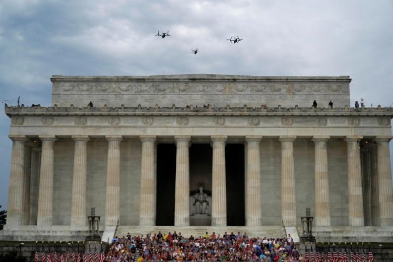 Máy bay của lực lượng thủy quân lục chiến Mỹ trình diễn trong lễ duyệt binh mừng quốc khánh Mỹ. Ảnh: Reuters.