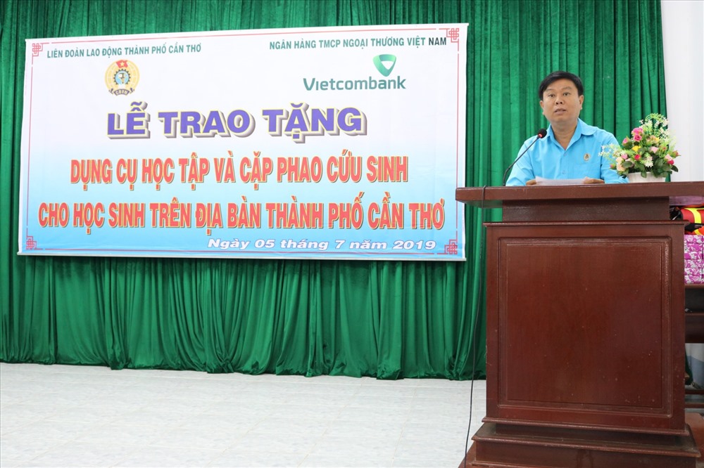 ông Huỳnh Minh Truyền - phó Chủ tịch LĐLĐ TP Cần Thơ phát biểu tại buổi lễ.