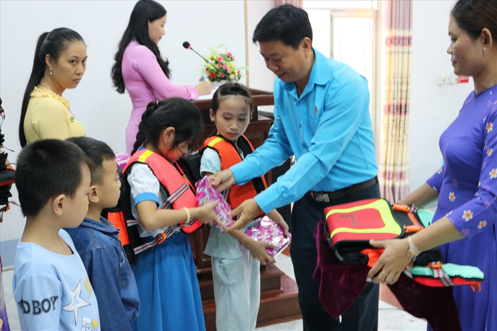 ông Huỳnh Minh Truyền - phó Chủ tịch LĐLĐ TP Cần Thơ trao quà cho các em học sinh tại phường Thới An, Quận Ô Môn.