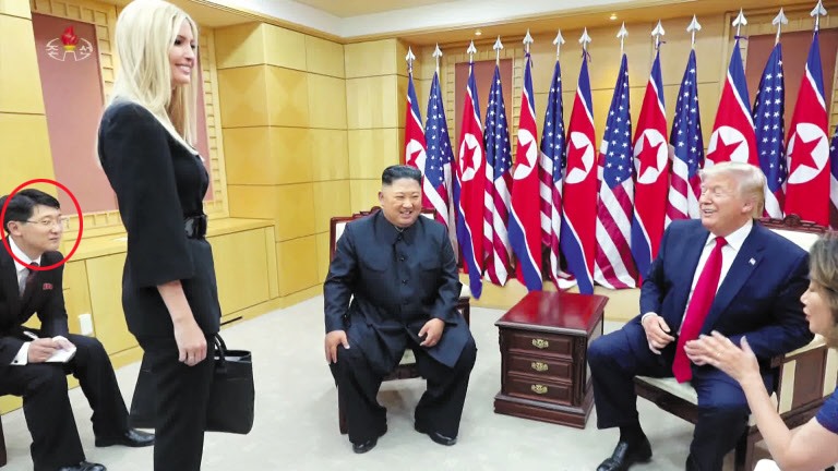Phiên dịch viên Sok Won-hyok trong cuộc gặp thượng đỉnh lần 3 của ông Kim Jong-un và Donald Trump. Ảnh: Chosun.