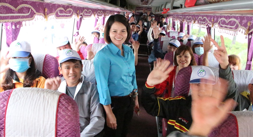 Chương trình Tết sum vầy đã trao  5.000 vé xe cho CNLĐ gặp hoàn cảnh khó khăn được tặng vé xe về quê đón Tết