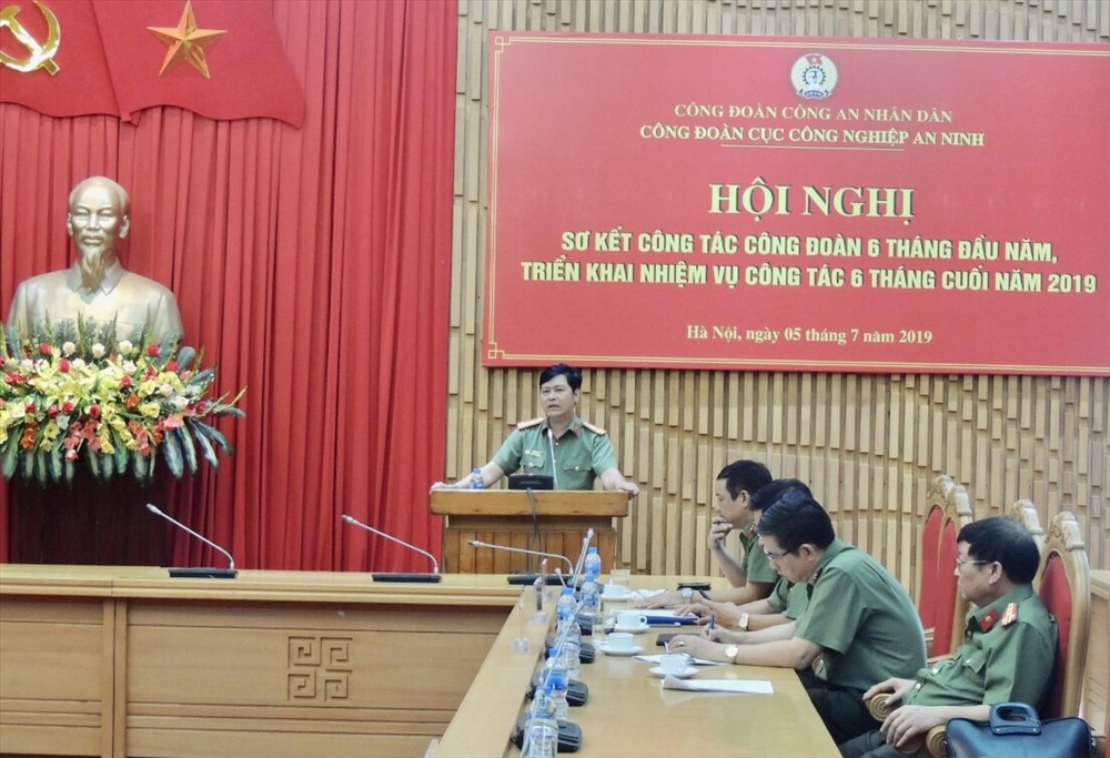 Thượng tá Vũ Mạnh Hà - Chủ tịch Công đoàn Công an Nhân dân phát biểu tại hội nghị. Ảnh: H.A