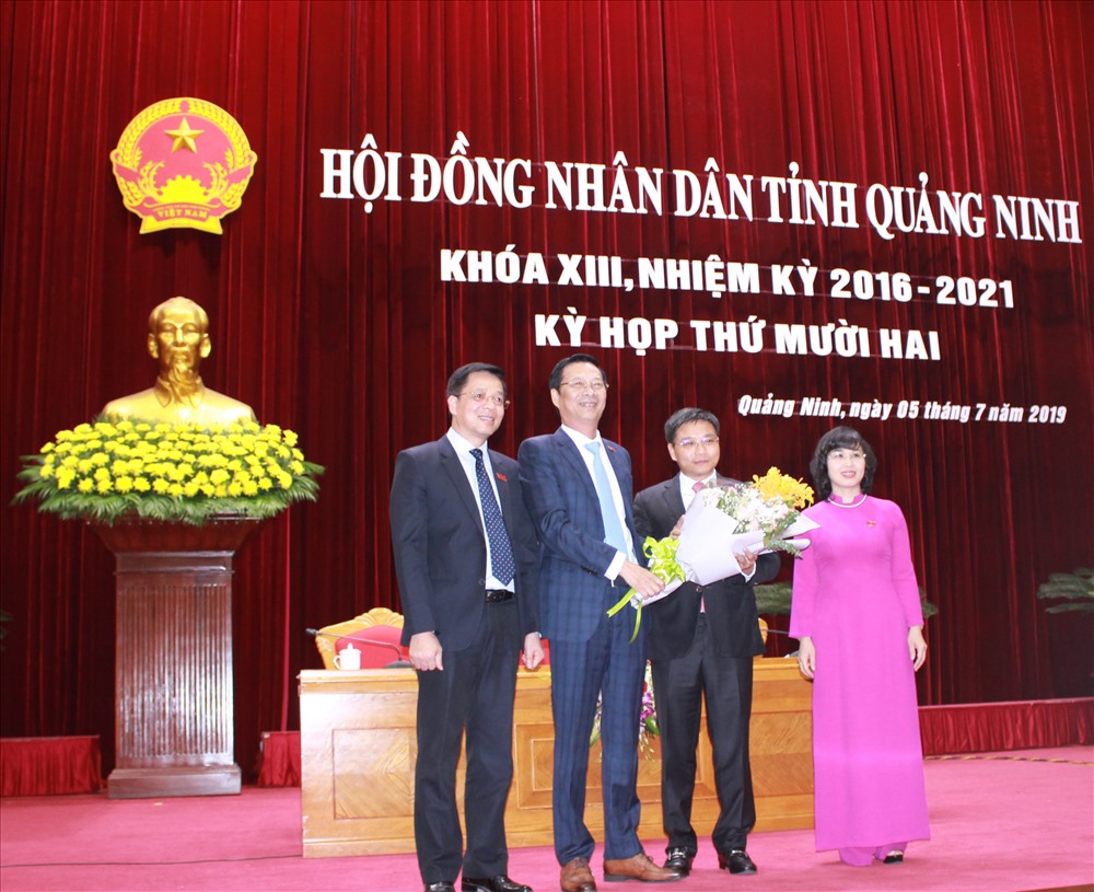 Lãnh đạo tỉnh Quảng Ninh chúc mừng tân chủ tịch UBND tỉnh Quảng Ninh Nguyễn Văn Thắng. Ảnh: N.H