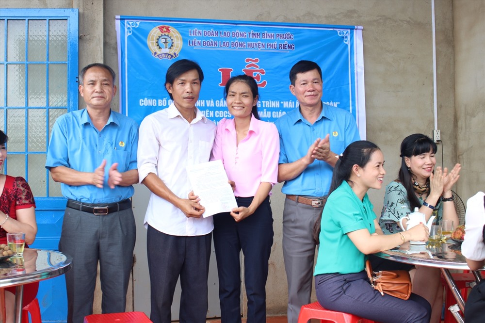 Phó Chủ tịch LĐLĐ tỉnh Đỗ Thành Lai (bìa trái) trao tặng quà cho CNLĐ. Ảnh: T.H