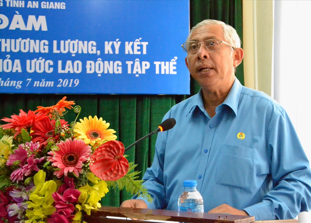 Chủ tịch LĐLĐ An Giang Nguyễn Thiện Phú phát biểu tại buổi tọa đàm. Ảnh: Lục Tùng