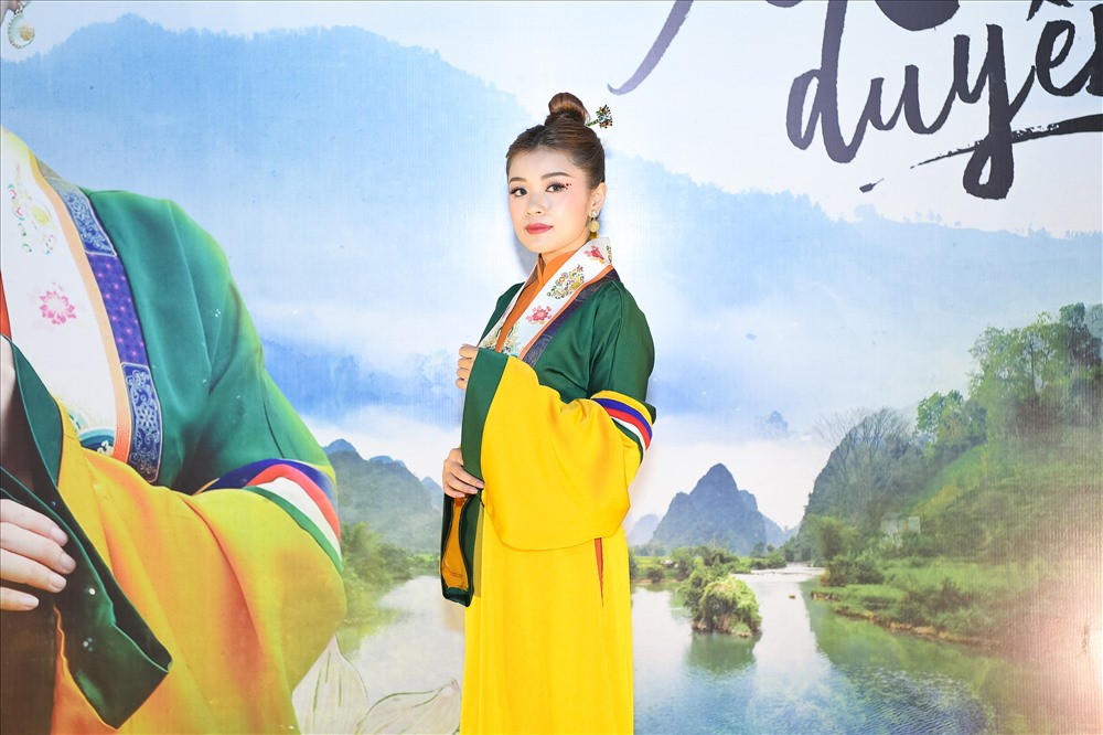 Toàn bộ phục trang của Thu Hằng trong Mv được thiết kế dựa trên nguyên mẫu trang phục triều Nguyễn nhưng rực rỡ hơn để phù hợp với thời kỳ hôm nay