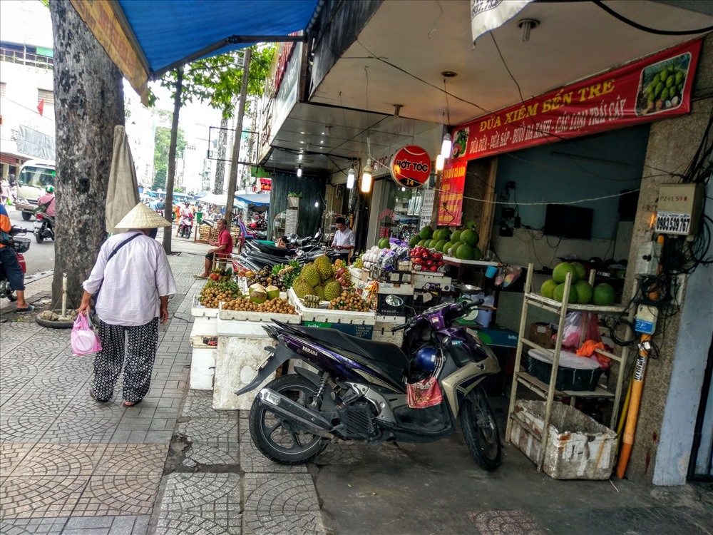 Vỉa hè đường Nguyễn Huy Tự (phường Đa Kao, Q.1) bị chiếm dụng để mở quán tạp hóa, sạp trái cây. Ảnh: MINH QUÂN
