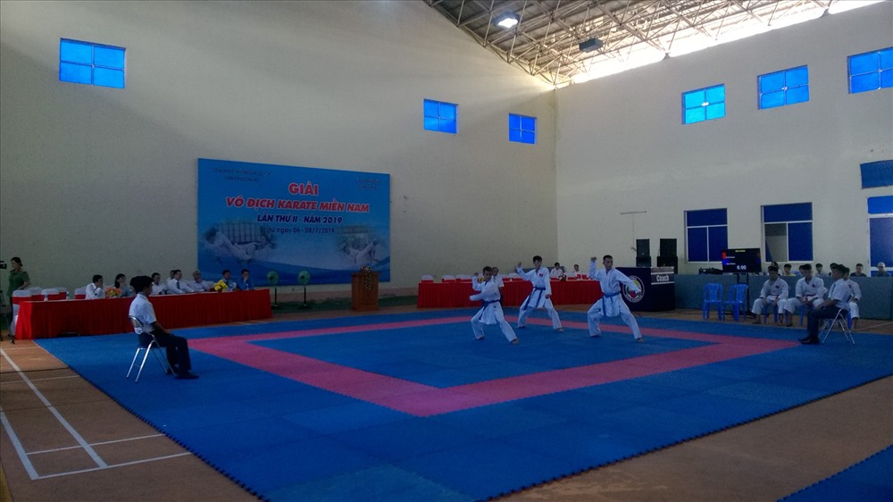 vận động viên thực hiện bài dự thi của mình tại buổi lễ khai mạc Giải vô địch Karate miền Nam năm 2019.ảnh: Thành Nhân