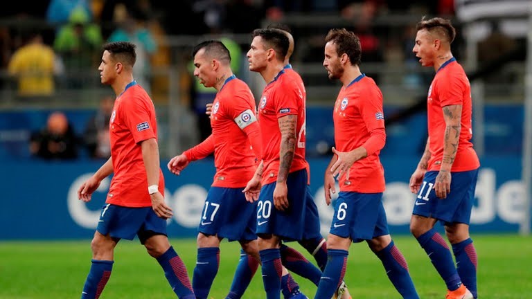 Tuyển Chile sẽ phải đứng dậy và chiến đấu với Argentina. Ảnh: Reuters.