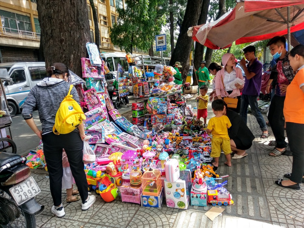 Vỉa hè đường Nguyễn Du (Q.1) trước bệnh viện Nhi đồng 2 có hẳn một “cửa hàng” đồ chơi cho trẻ em. Ảnh: M.Q