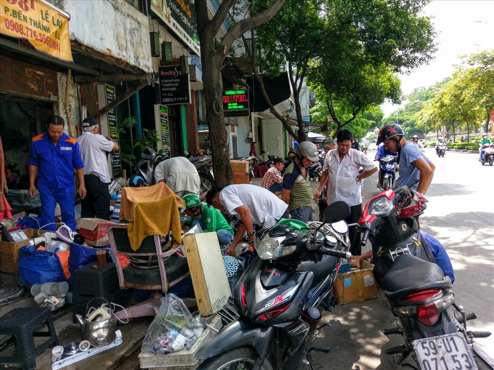 Một cửa hàng bán đồ cũ bày bán từ trên vỉa hè xuống lòng đường Lê Lai (Q.1). Người mua kẻ bán rất tấp nập. Ảnh: M.Q