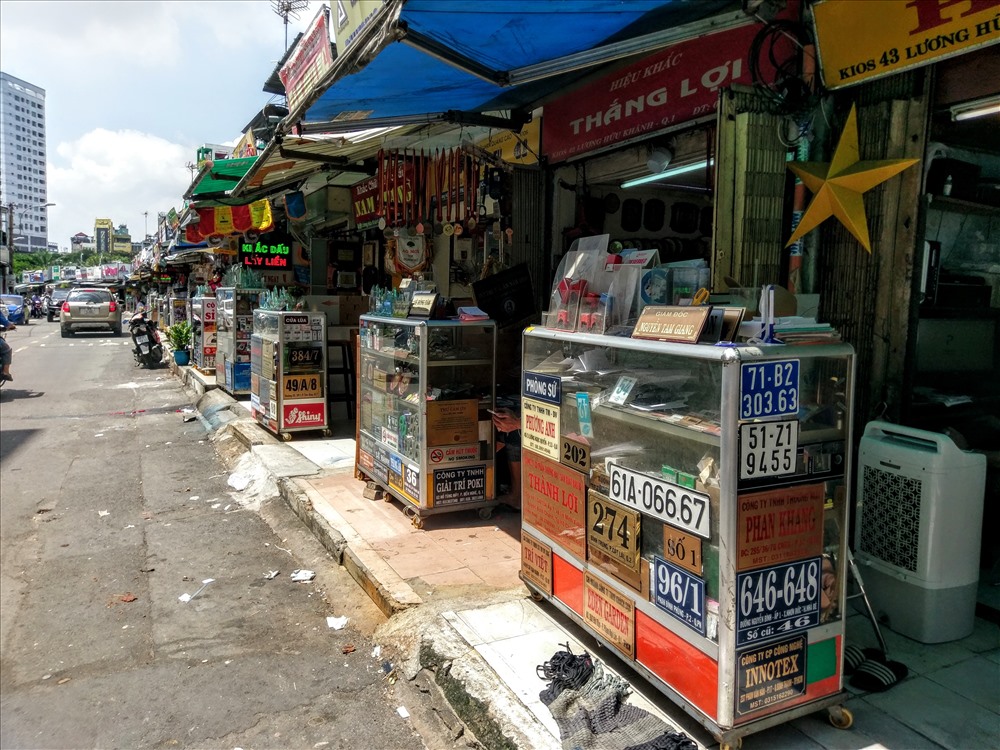 Các hộ kinh doanh trên đường Lương Hữu Khánh (P.Phạm Ngũ Lão, Q.1) chiếm trọn vỉa hè để kinh doanh. Ảnh: M.Q