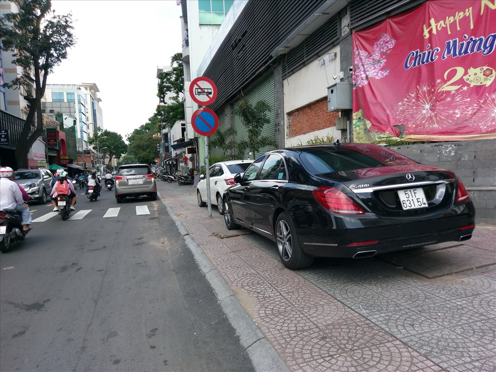 Vỉa hè nhiều nơi ở TPHCM giờ thành chỗ đậu ô tô. Trong ảnh ô tô đậu trên vỉa đường Nguyễn Trãi, Q.1. Ảnh: M.Q