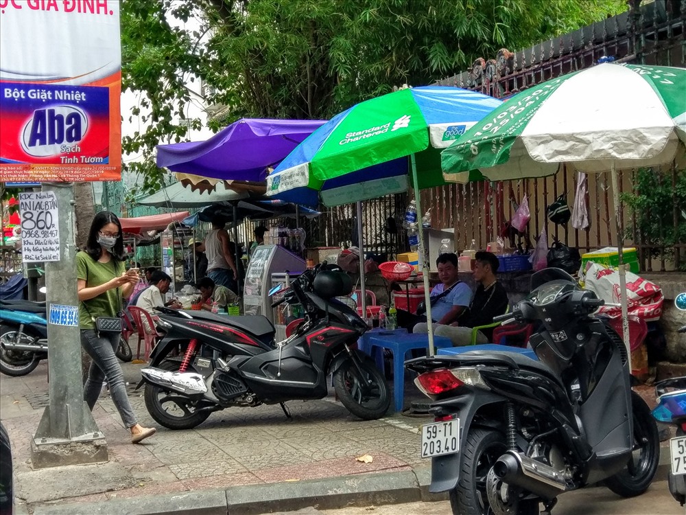 Các quán ăn mọc lên trên vỉa hè đường Nguyễn Thái Bình (Q.1). Ảnh: M.Q